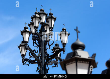 Nahaufnahme der altmodischen Laternen in der Nähe der Kathedrale von Christus dem Erlöser in Moskau, Russland. Stockfoto