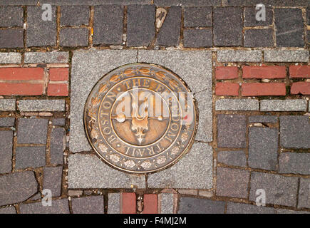 Symbol der Boston Freedom Trail zu Fuß auf dem Bürgersteig, Boston, Massachusetts, USA Stockfoto