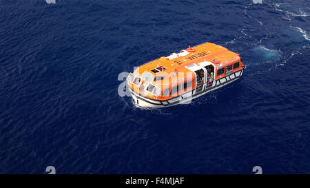 Ein Kreuzfahrtschiff Ausschreibung aka Rettungsboot Rückkehr auf das Schiff voller Touristen auf Hawaii Stockfoto