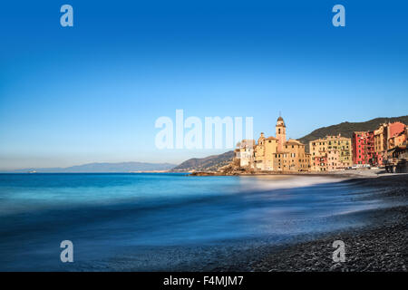 Bunte Gebäude an der Uferpromenade in Camogli auf der Halbinsel Portofino, Genua, Italien, ein kleines Fischerdorf beliebt bei t Stockfoto