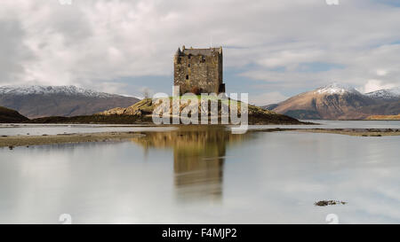 Castle Stalker, Loch Laich, Argyll and Bute, Scotland vor einem schweren Wolkenbruch Stockfoto