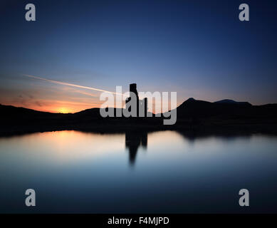 Die beeindruckende Silhouette des Ardvreck Castle am Ufer des Loch Assynt bei Sonnenuntergang Stockfoto