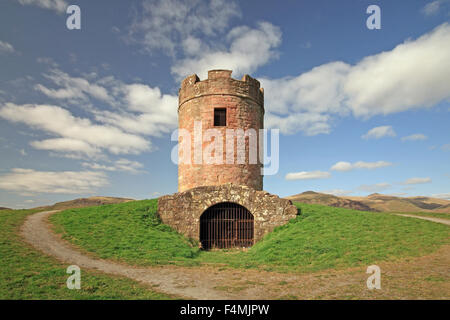 Auchinbaird Windmühle in der Nähe von Fishcross an einem sonnigen Tag mit weißen flauschigen Wolken Stockfoto