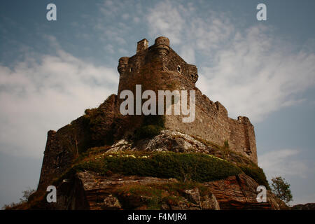 Castle Tioram befindet sich auf der Felseninsel Gezeiten Eilean Tioram (die trockene Insel) an den Ufern des Loch Moidart Stockfoto