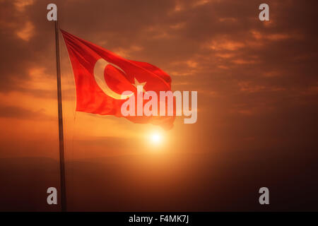 Eine türkische Flagge weht über die Sonne in der Türkei. Stockfoto