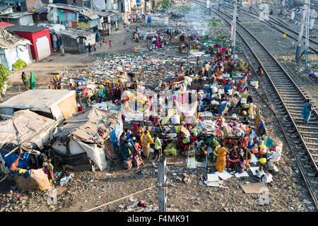 Leben die Menschen unter extremen Bedingungen in Hütten aus Bügeleisen Bettwäsche und Decken in dharavi Armenviertel, der zweiten größten Slum ar Stockfoto