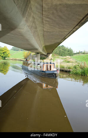 Schmale Kanalboot Unterquerung Straßenbrücke, Leeds-Liverpool Kanal Skipton UK Stockfoto