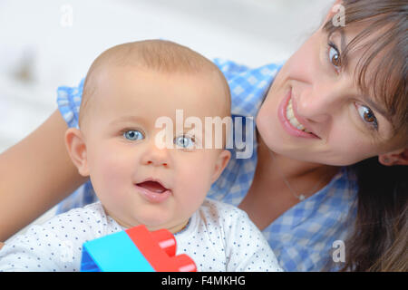 Verbringen Zeit mit ihrem baby Stockfoto