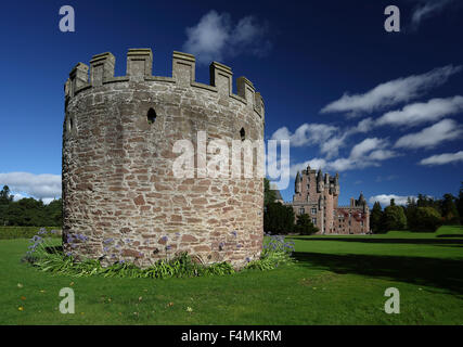 Einer der Wachtürme Glamis Castle in den Vordergrund und Glamis Castle im Hintergrund an einem sonnigen Tag Stockfoto