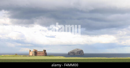 Tantallon Castle und The Bass Rock auf einem Sunny aber bewölkten Tag Stockfoto