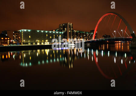 Glasgow Clyde Arc Brücke, auch bekannt als Finnieston, mit Reflexionen im Fluss Clyde in der Nacht. Stockfoto