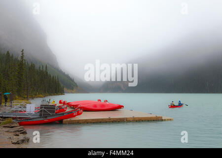 Nebel und Regen eine geheimnisvolle Stimmung am Lake Louise, Banff Nationalpark, Alberta, Kanada, Nordamerika zu schaffen. Stockfoto