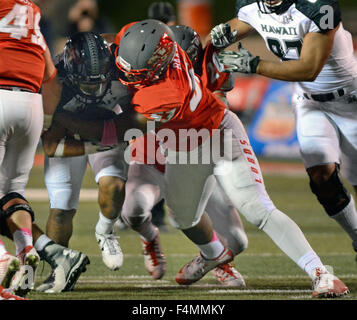 Albuquerque, NM, USA. 17. Oktober 2015. UNM #53 hüllt den Ballträger in ihrem Spiel gegen Hawaii Cody Baker. Samstag, 17. Oktober 2015. © Jim Thompson/Albuquerque Journal/ZUMA Draht/Alamy Live-Nachrichten Stockfoto