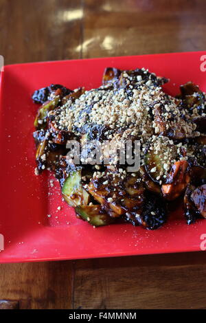 Obst und Gemüse Rojak mit Nüssen an der Spitze Stockfoto