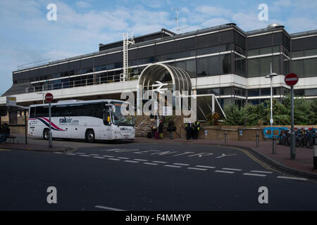 Drehscheibe. Bahnhof Reading ist einer der verkehrsreichsten Rail Hubs in Großbritannien, die von fast 20 Millionen Passagiere pro Jahr Stockfoto