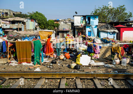 Leben die Menschen unter extremen Bedingungen in Hütten aus Bügeleisen Bettwäsche und Decken in dharavi Armenviertel, der zweiten größten Slum ar Stockfoto