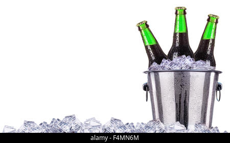 Bierflaschen im Eiskübel isoliert auf weißem Hintergrund Stockfoto