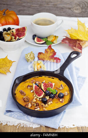 Gesunden Kürbis gebacken Haferflocken mit Banane, Nüssen, Früchten und Ahornsirup Stockfoto