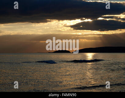 Sonnenuntergang über dem Meer Blick auf Looe aus Downderry, Cornwall, UK Stockfoto