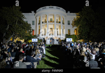 US-Präsident Barack Obama liefert Bemerkungen während der zweiten White House-Astronomie-Nacht auf dem South Lawn 19. Oktober 2015 in Washington, DC. Astronomie-Nacht brachte Schüler, Lehrer, Wissenschaftler und NASA-Astronauten für eine Nacht der Sternenhimmel und raumbezogenen Bildungsaktivitäten. Stockfoto