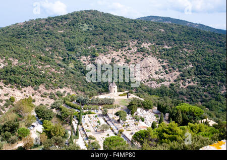 Blick auf die Grimaud Village, Tal und alten Windmühle aus dem Schloss Südostfrankreich Stockfoto