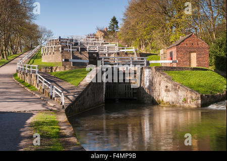 Malerischer Blick auf den sonnigen Frühling, Blick auf die Schleusentore - Bingley Five Rise Locks, Leeds und Liverpool Canal, West Yorkshire, England, Großbritannien. Stockfoto