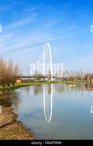 Brücken, die vom Architekten Santiago Calatrava komplexe spiegelt sich in Pfund in Reggio Emilia, Italien Stockfoto