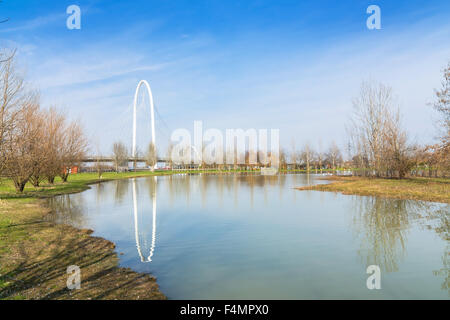 Brücken, die vom Architekten Santiago Calatrava komplexe spiegelt sich in Pfund in Reggio Emilia, Italien Stockfoto