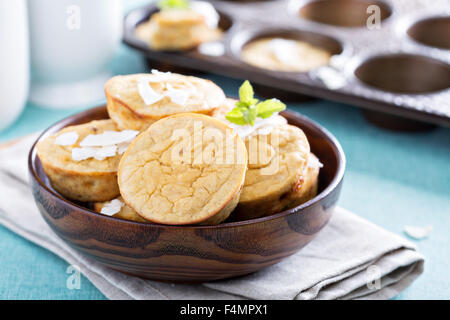 Kokosnuss-Bananen-Muffins mit Kokos-Milch und Mehl Stockfoto