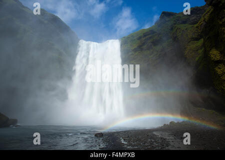 Doppelter Regenbogen unter 60m hohen Skogafoss Wasserfall, Skogar, Sudhurland, Island. Stockfoto