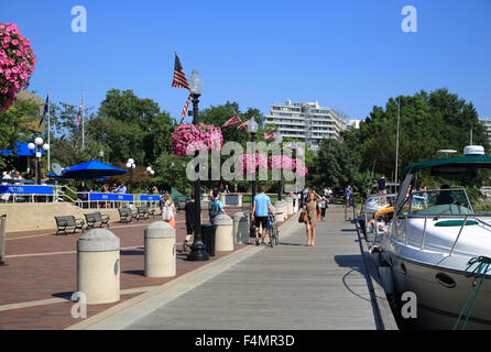 Die Promenade und Yachten am Hafen Washington DC auf dem Potomac River in Georgetown, USA Stockfoto