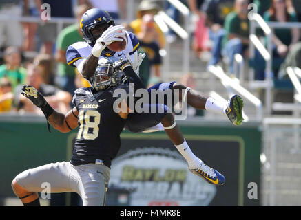 Waco, TX, USA. 17. Oktober 2015. West Virginia Empfänger Jovon Durante (5) versucht im dritten Quartal eine NCAA College-Football-Spiel zwischen der West Virginia Mountaineers und Baylor Bears auf Samstag, 17. Oktober 2015 McLane-Stadion in Waco, TX, Baylor Sicherheit Chance Waz (18) in den Pass zu bringen. Baylor gewann 62-38. Austin Mcafee/CSM/Alamy Live-Nachrichten Stockfoto