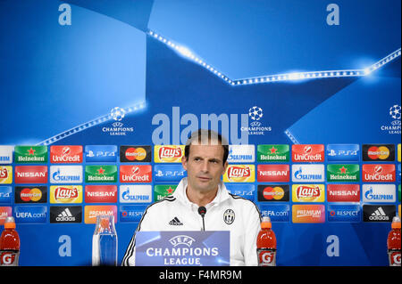 Turin, Italien. 20. Oktober 2015. Massimiliano Allegri, Trainer von Juventus FC, spricht auf der Pressekonferenz im Juventus Stadium vor dem Champions-League-Spiel zwischen Juventus FC und Borussia Mönchengladbach. Bildnachweis: Nicolò Campo/Pacific Press/Alamy Live-Nachrichten Stockfoto