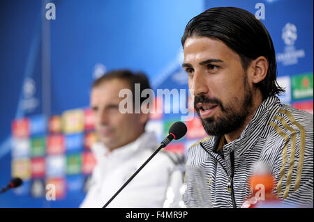 Turin, Italien. 20. Oktober 2015. Massimiliano Allegri (L) und Sami Khedira (R) spricht auf der Pressekonferenz im Juventus Stadium vor dem Champions-League-Spiel zwischen Juventus FC und Borussia Mönchengladbach. Bildnachweis: Nicolò Campo/Pacific Press/Alamy Live-Nachrichten Stockfoto