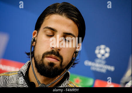 Turin, Italien. 20. Oktober 2015. Sami Khedira, Spieler von Juventus FC, schließt die Augen während der Pressekonferenz bei Juventus Stadium vor dem Champions-League-Spiel zwischen Juventus FC und Borussia Mönchengladbach. Bildnachweis: Nicolò Campo/Pacific Press/Alamy Live-Nachrichten Stockfoto