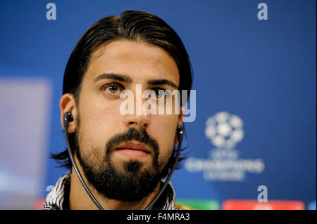 Turin, Italien. 20. Oktober 2015. Sami Khedira, Spieler von Juventus FC, spricht auf der Pressekonferenz im Juventus Stadium vor dem Champions-League-Spiel zwischen Juventus FC und Borussia Mönchengladbach. Bildnachweis: Nicolò Campo/Pacific Press/Alamy Live-Nachrichten Stockfoto