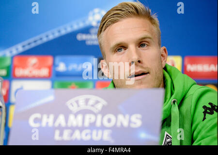 Turin, Italien. 20. Oktober 2015. Oscar Wendt, Spieler von Borussia Mönchengladbach, spricht auf der Pressekonferenz im Juventus Stadium vor dem Champions-League-Spiel zwischen Juventus FC und Borussia Mönchengladbach. Bildnachweis: Nicolò Campo/Pacific Press/Alamy Live-Nachrichten Stockfoto