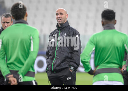 Turin, Italien. 20. Oktober 2015. André Schubert (C), Cheftrainer der Borussia Mönchengladbach während des Trainings bei Juventus Stadium vor dem Champions-League-Spiel zwischen Juventus FC und Borussia Mönchengladbach. Bildnachweis: Nicolò Campo/Pacific Press/Alamy Live-Nachrichten Stockfoto