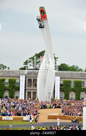 Die 40 Meter hohen Mazda Skulptur auf die 2015 Goodwood Festival of Speed in Großbritannien. Stockfoto