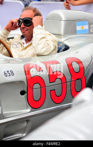 Jochen Mass sitzt ein 1955 Mercedes-Benz 300 SLR auf dem Goodwood Festival of Speed im Vereinigten Königreich. Stockfoto