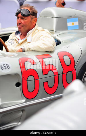 Jochen Mass sitzt ein 1955 Mercedes-Benz 300 SLR auf dem Goodwood Festival of Speed im Vereinigten Königreich. Stockfoto