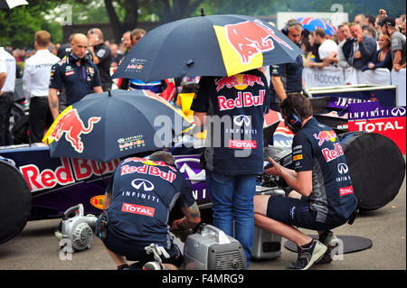 Red Bull Team Mechanik bereiten das RB1 F1 Auto auf dem Goodwood Festival of Speed im Vereinigten Königreich. Stockfoto