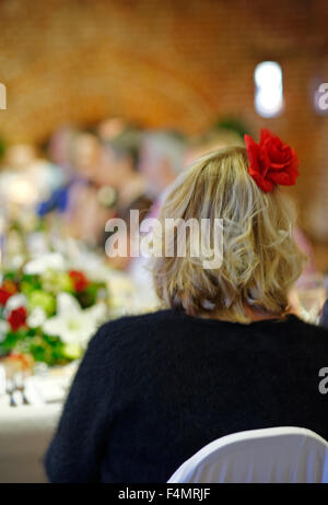 Frau sitzt auf einem Hochzeitsessen Stockfoto