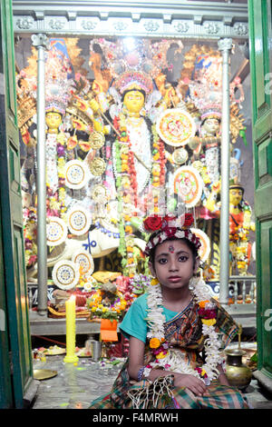 Kolkata, Indien. 20. Oktober 2015. Kumari (Pre-pubescent Hindu Mädchen) wurde von Anhängern während Durga Puja verehrt wird. Durga Puja, auch genannt Durgotsava oder Sharadotsav ist eine jährliche hinduistische Festival in Südasien, die Verehrung der hinduistischen Göttin Durga feiert. Bildnachweis: Saikat Paul/Pacific Press/Alamy Live-Nachrichten Stockfoto