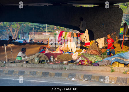 Leben die Menschen unter extremen Bedingungen in Zelten und Hütten aus Decken unter Autobahnbrücken gemacht Stockfoto