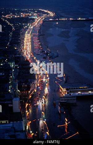Luftaufnahme von Blackpool Golden Mile Beleuchtung bei Dämmerung, Blackpool, britische Küstenort, Lancashire, England, Vereinigtes Königreich Stockfoto