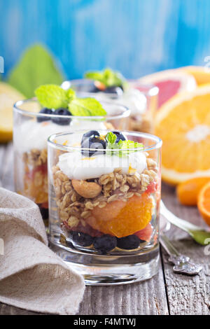 Müsli-Frühstück-Parfait mit Zitrus-Kompott und Heidelbeeren Stockfoto