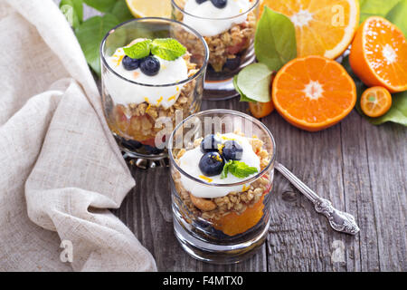 Müsli-Frühstück-Parfait mit Zitrus-Kompott und Heidelbeeren Stockfoto