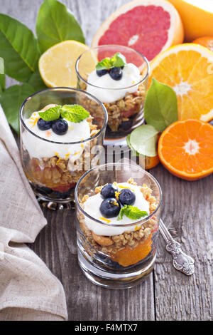 Müsli-Frühstück-Parfait mit Zitrus-Kompott und Heidelbeeren Stockfoto