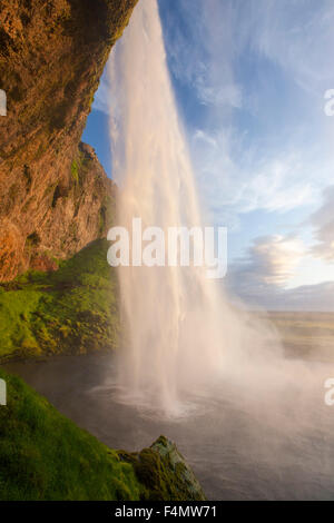 Seljalandsfoss Wasserfall stürzt 60m von der Klippe oben, Sudhurland, Island. Stockfoto